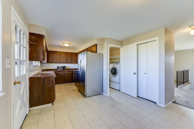 Building Photo - 200 S Carr Ave