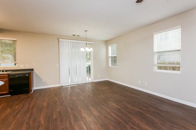 Building Photo - 307 Kaley Dr