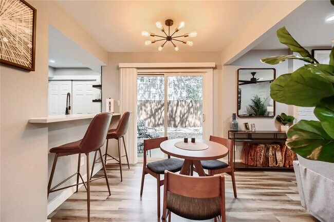 Foto del edificio - 7003 Woodhue Dr