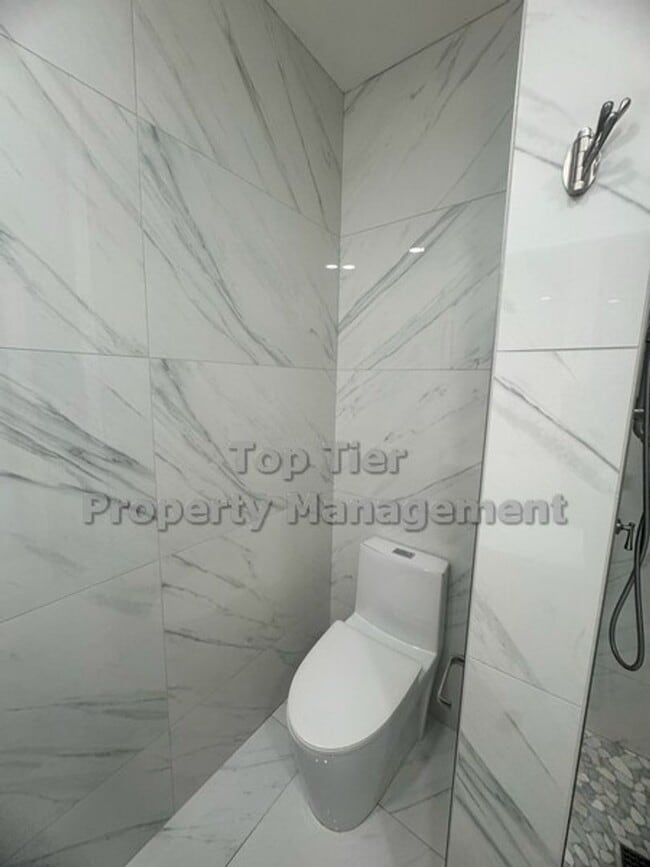 Building Photo - Upgraded Top-Floor 2 bed/ 2 bath with Pool...