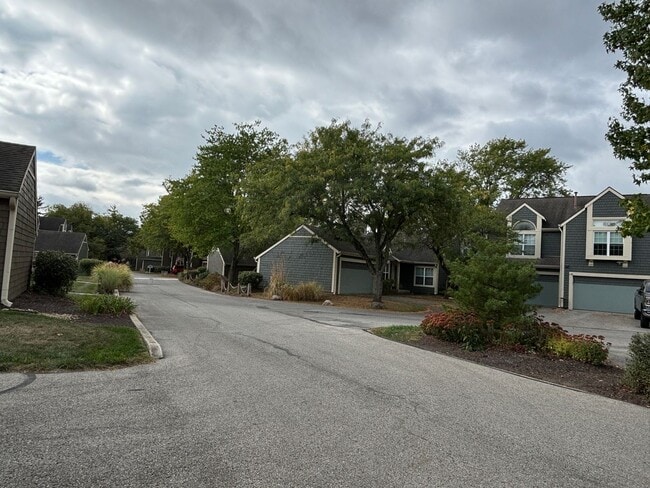 Foto del edificio - Charming Condo in a Can't-Miss Location – Private Deck, Garage, and Nature-Filled Community