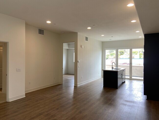 Building Photo - 5702 La Jolla Blvd