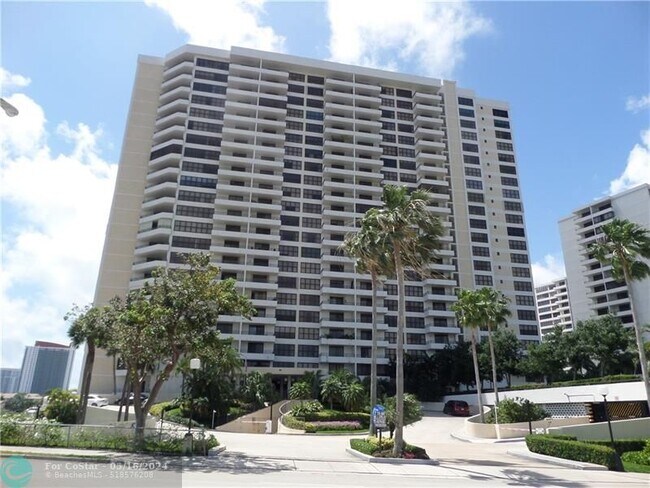 Building Photo - 2500 Parkview Dr