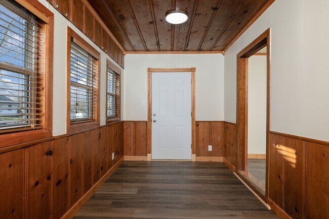 Building Photo - Recently Updated Home!