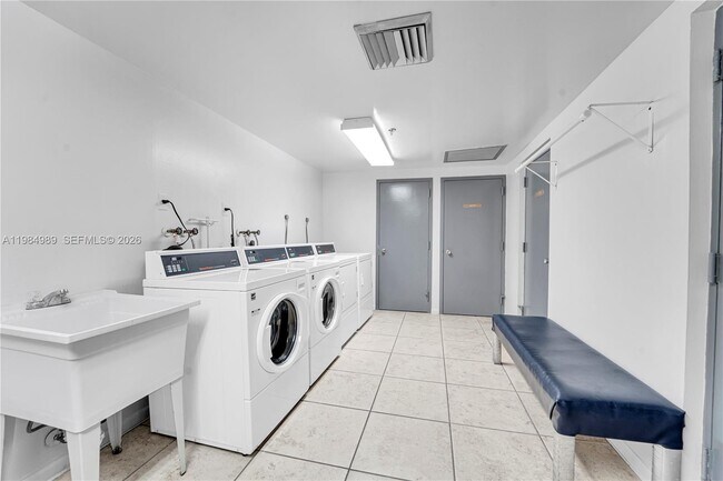 Foto del edificio - 919 Hillcrest Dr