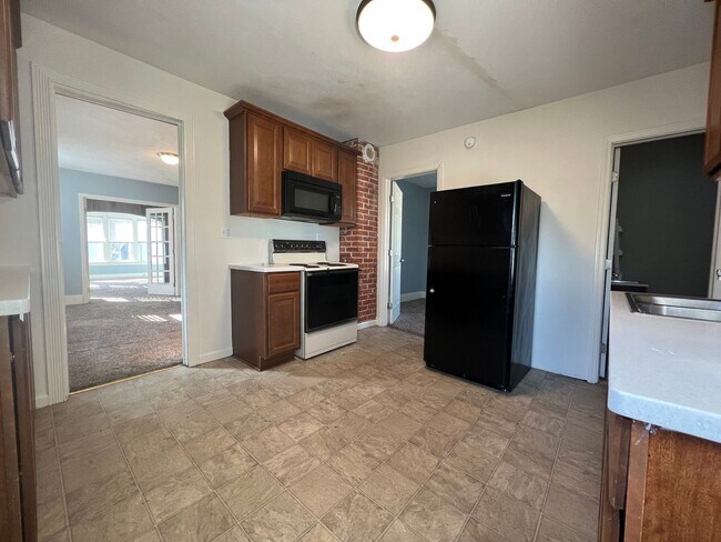 Building Photo - 3 br, 1 bath House - 752 East 8th St