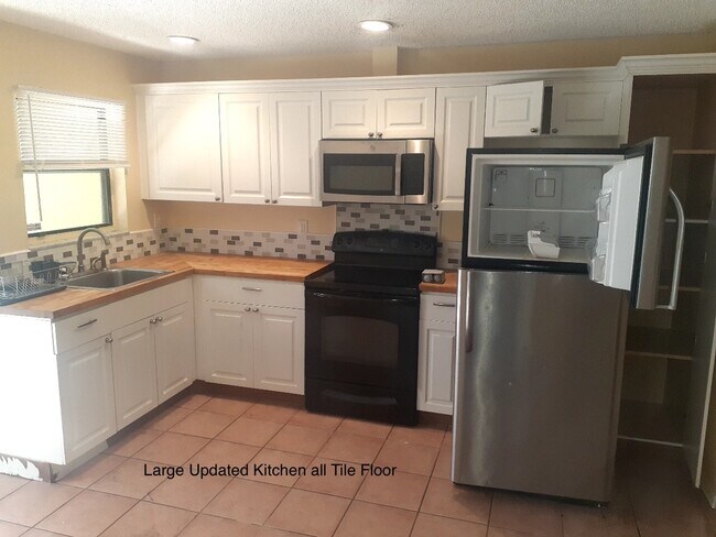 Large Kitchen - 9177 E Highland Pines Dr