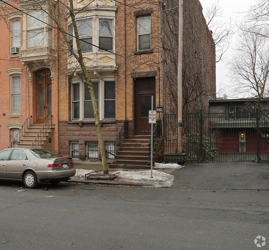 Building Photo - 136 Chestnut St