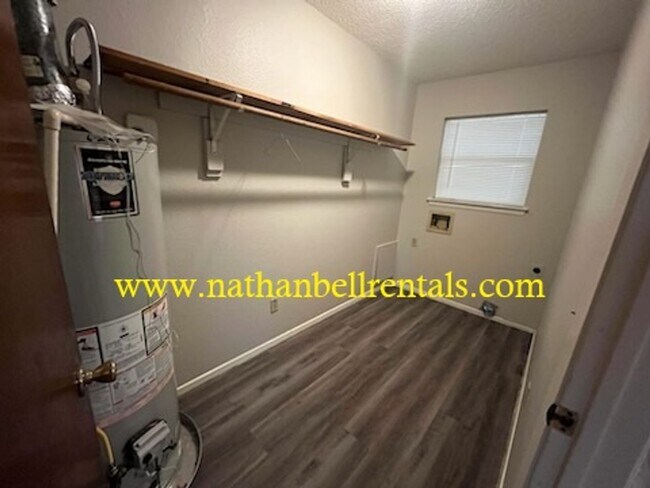 Foto del edificio - Single-Family Home: 2 bed, 1 bath