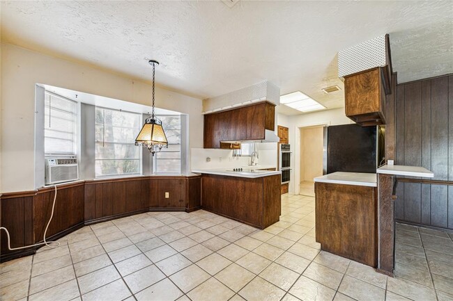 Building Photo - 7523 Antoine Dr
