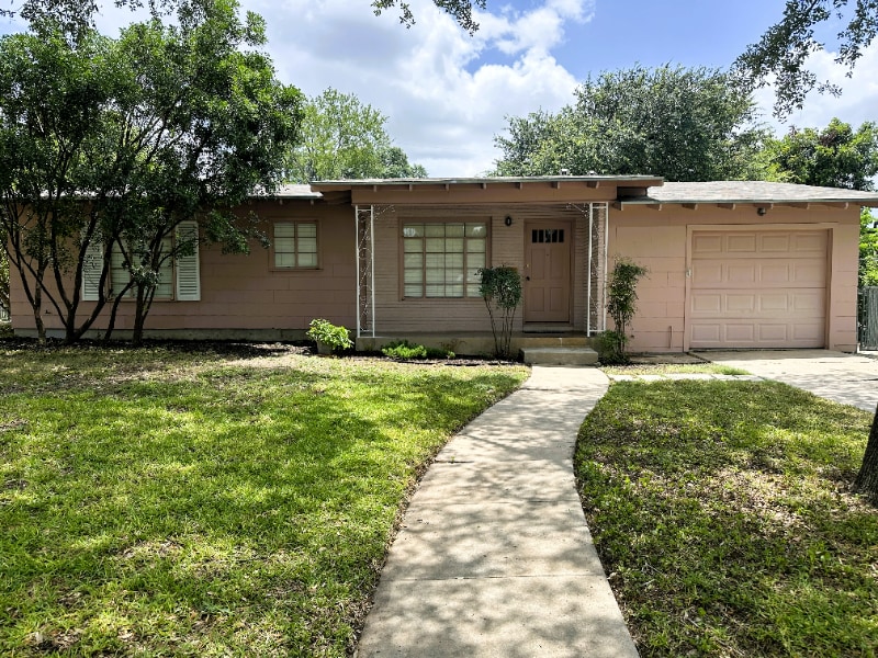 Photo - 322 Altgelt Ave
