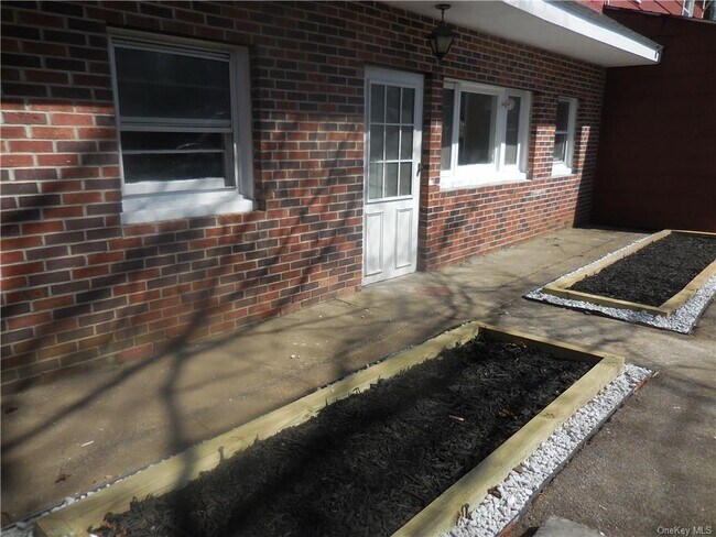 Building Photo - 14 Maurice Ln