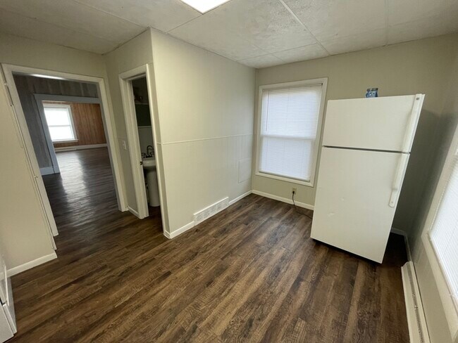 Building Photo - Conveniently Located Apartment just outsid...