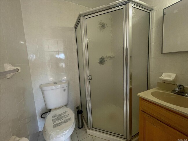Foto del edificio - 41-50-50 Little Neck Pkwy