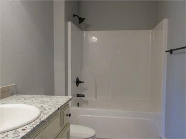 Foto del edificio - 3 bedroom duplex, Near Arkansas College of...