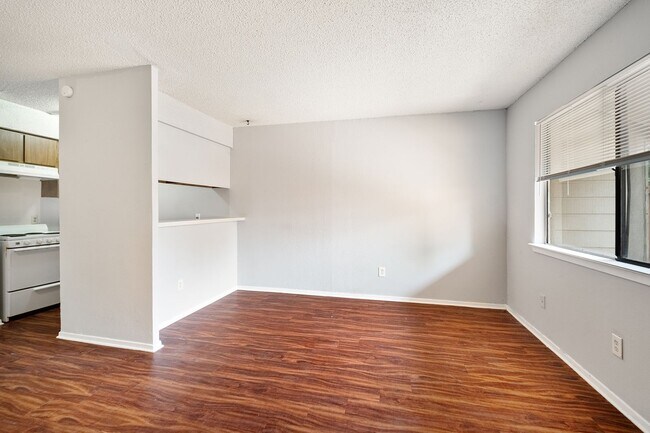 Foto del edificio - Charming 1-Bedroom, 1-Bath 4-Plex Unit Nea...