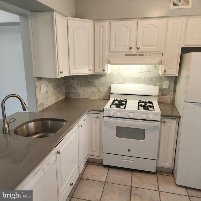 Building Photo - 703A Sedgefield Dr