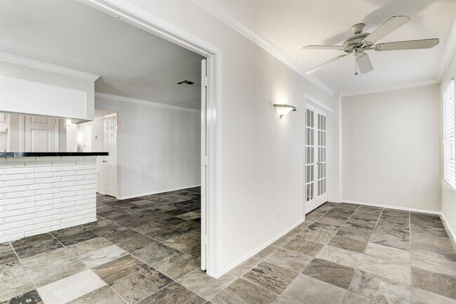 Building Photo - 2418 Mimosa Dr