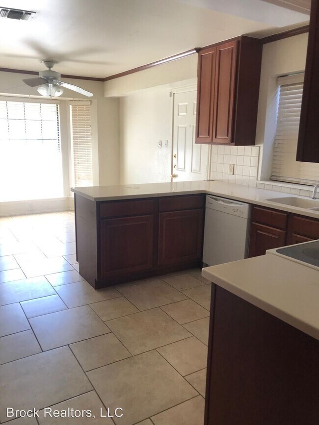 Building Photo - 6404-6406 Lago Vista Dr