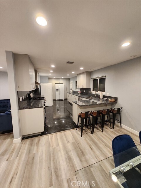 Foto del edificio - 7847 Goodland Ave