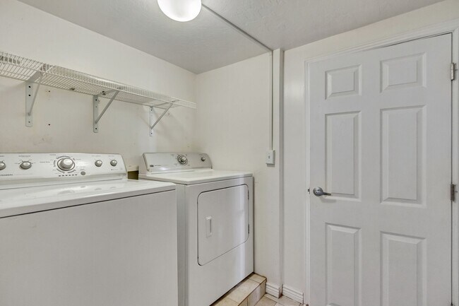 Foto del edificio - 2 Bedroom Basement Unit For Rent!