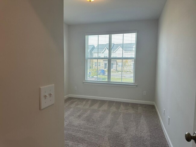 Building Photo - FANTASTIC townhouse in the beautiful neigh...