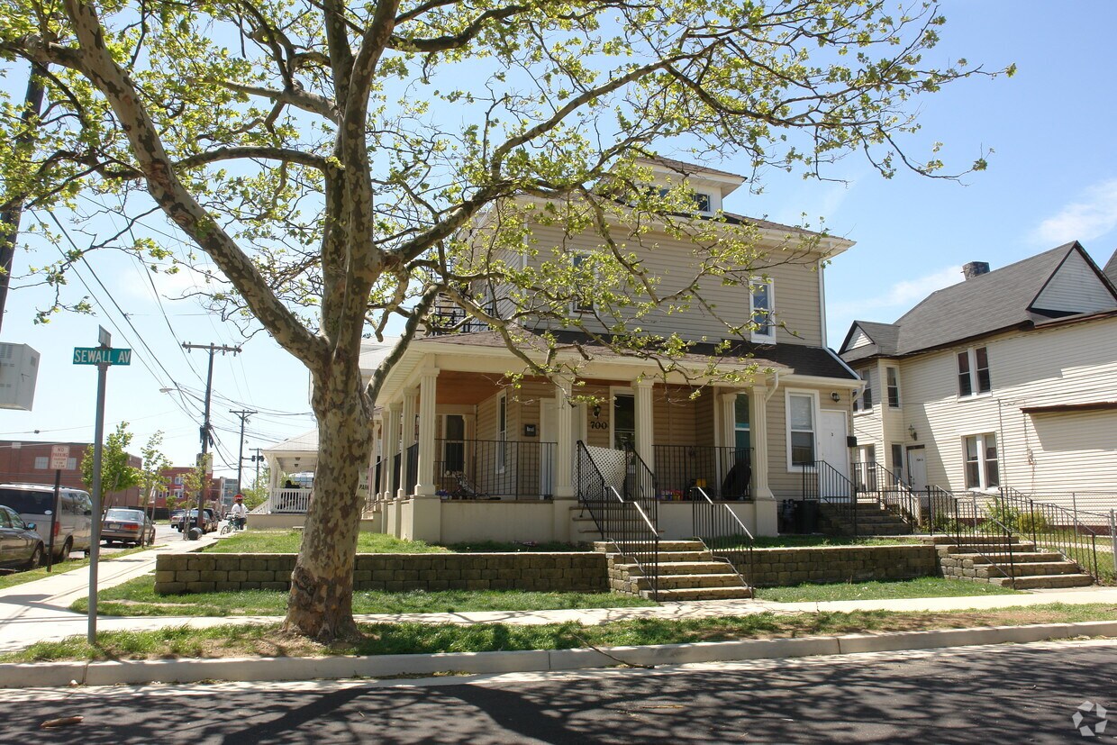 Primary Photo - 520 Sewall Ave