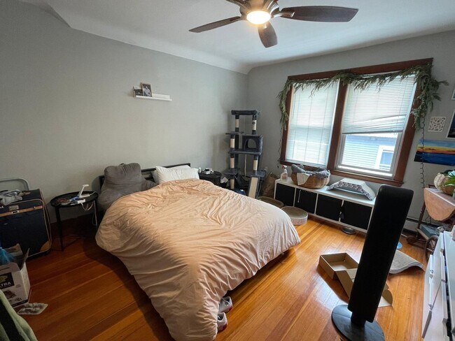Building Photo - Charming 3 Bedroom-No Broker Fee