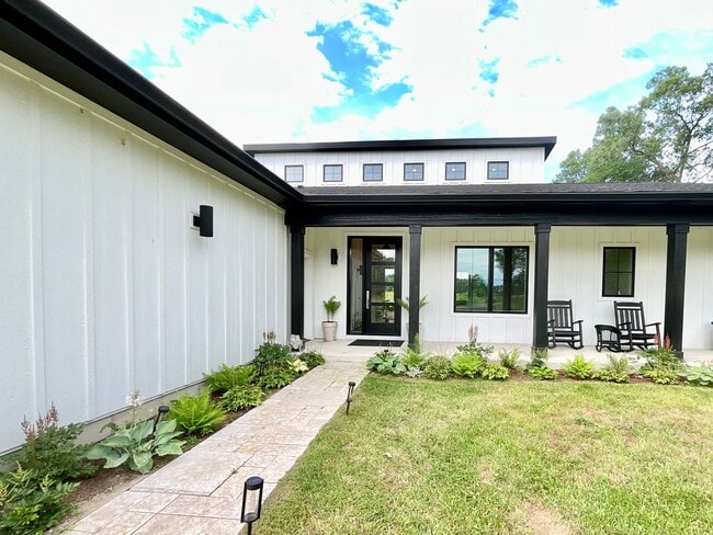 Building Photo - 3-bedroom, 2.5 bathroom furnished home in Saint Joseph