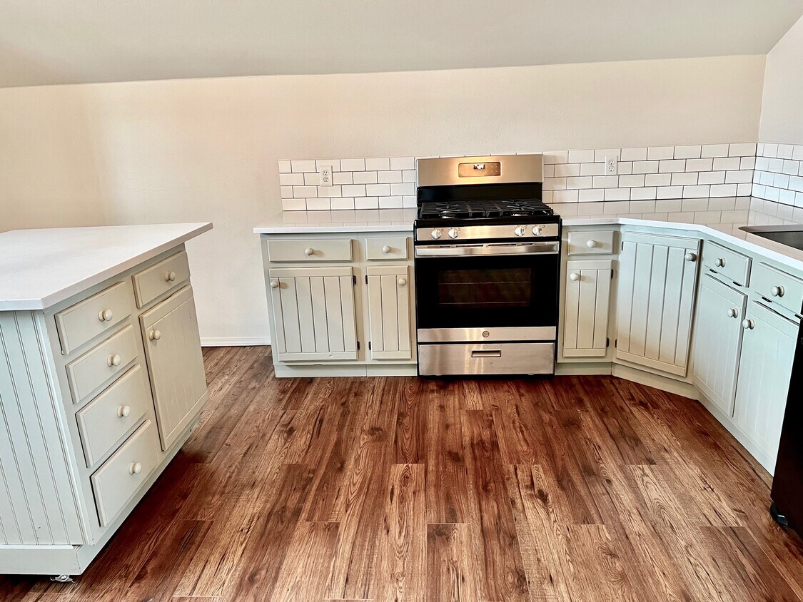 Kitchen - 828 E 33rd Ave