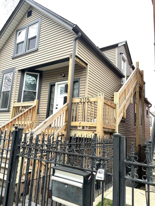 Foto del edificio - 2115 W Barry Ave