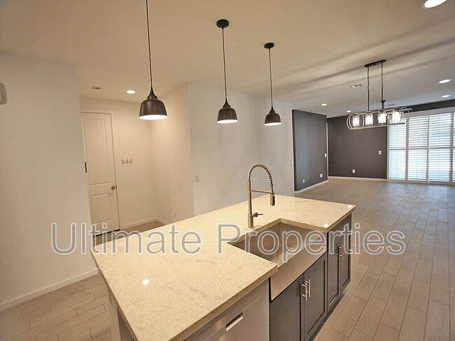 Building Photo - 12639 W Country Club Trail