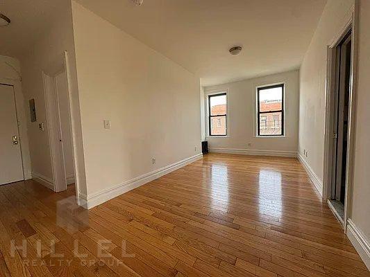 Foto del edificio - 3 bedroom in ASTORIA NY 11105