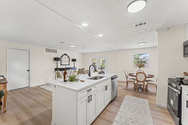 Building Photo - Orange Park 4 Bedroom Home With Upgraded Features Throughout