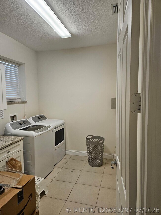 Foto del edificio - 5768 NW Zenith Dr