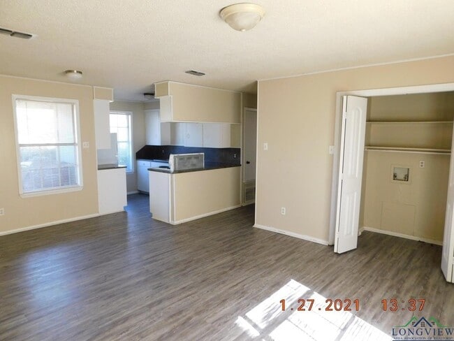 Building Photo - 605 Circle Dr