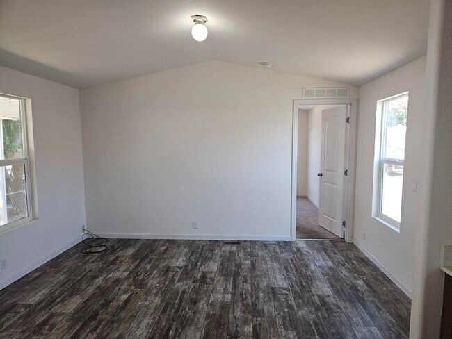 Foto del edificio - 1484 Hannah Ave