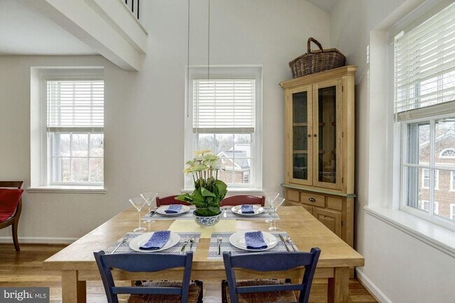 Foto del edificio - Lovely Lofted McLean Gardens Condo!