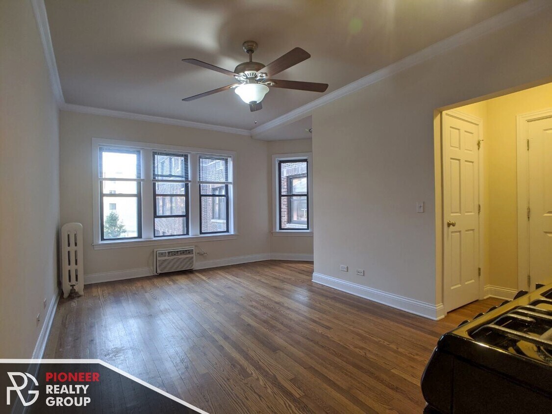 Primary Photo - 746 W Addison St