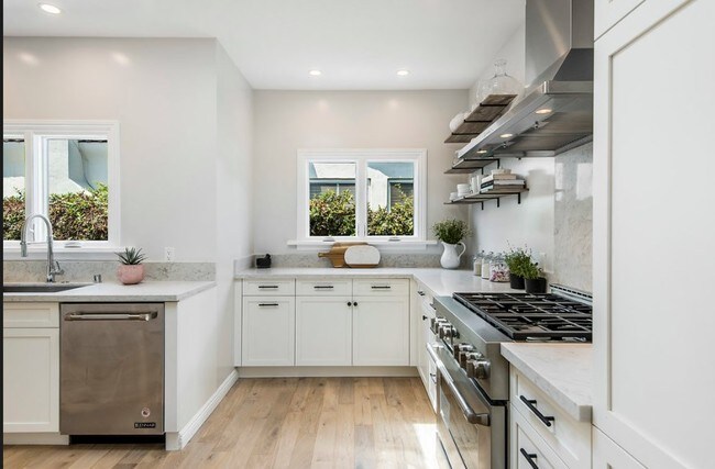 Cocina - 246 N Beachwood Dr