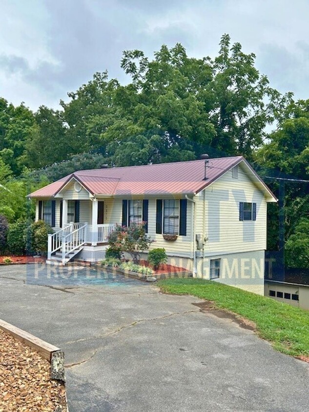 Primary Photo - Quiet neighborhood close to Lee!