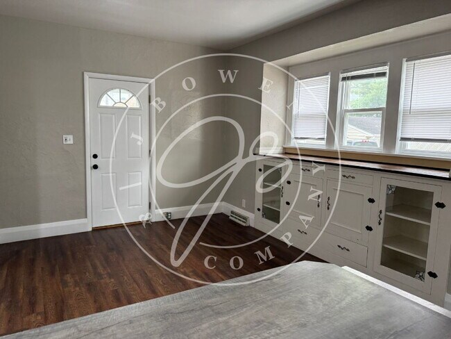 Foto del edificio - "Charming 3-Bed Home with 2 Full Baths - Spacious Living in South Toledo!"