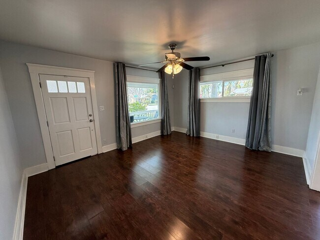 Building Photo - Charming 2 Bed / 1 Bath Corner Lot Home with Wraparound Porch