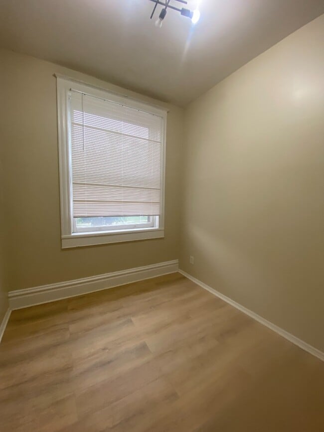 Building Photo - Updated 2 bedroom apartment in Fox Park