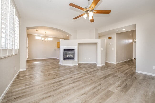 Foto del edificio - 5284 Vine Hill Ct