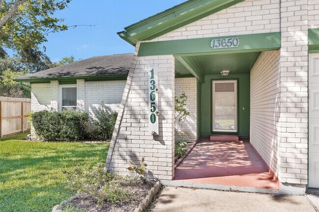 Foto del edificio - 13650 Cherrydown St