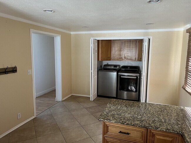 Building Photo - 951 Sunrise Dr