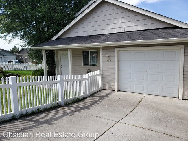 Building Photo - 944 NE Hidden Valley Dr