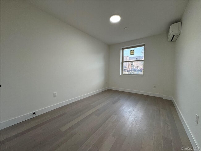 Foto del edificio - 101-12 Martense Ave