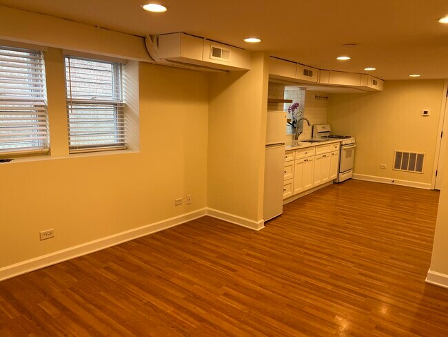Building Photo - 816 N Maplewood Ave